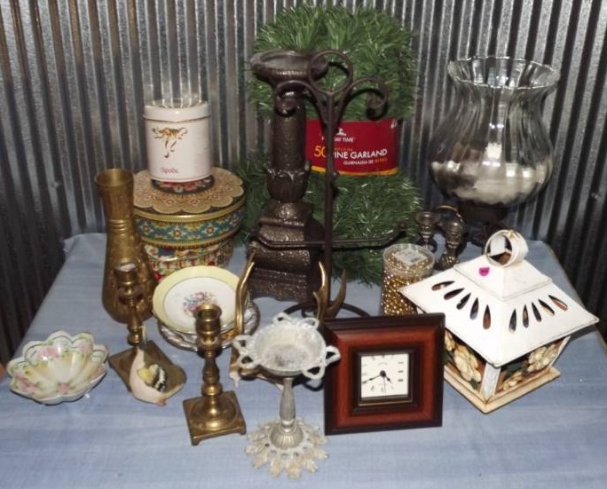 lot 354 image: Home Decor