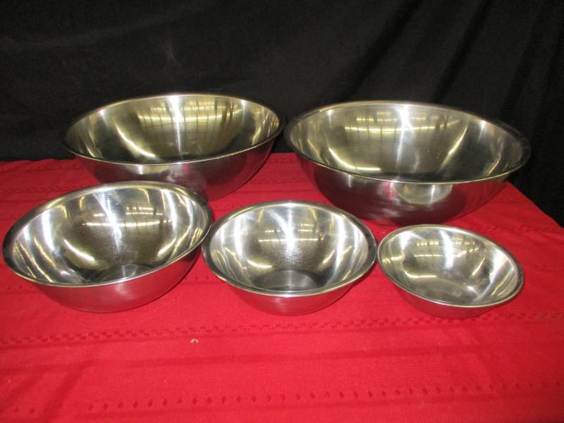 Full set of stainless mixing bowls