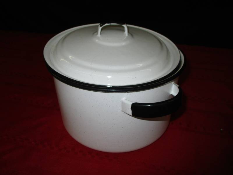 Cake pan and Enamel cook pot wlid