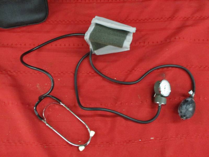 Blood pressure pressure cuff wstethoscope and gauge  Hardly used