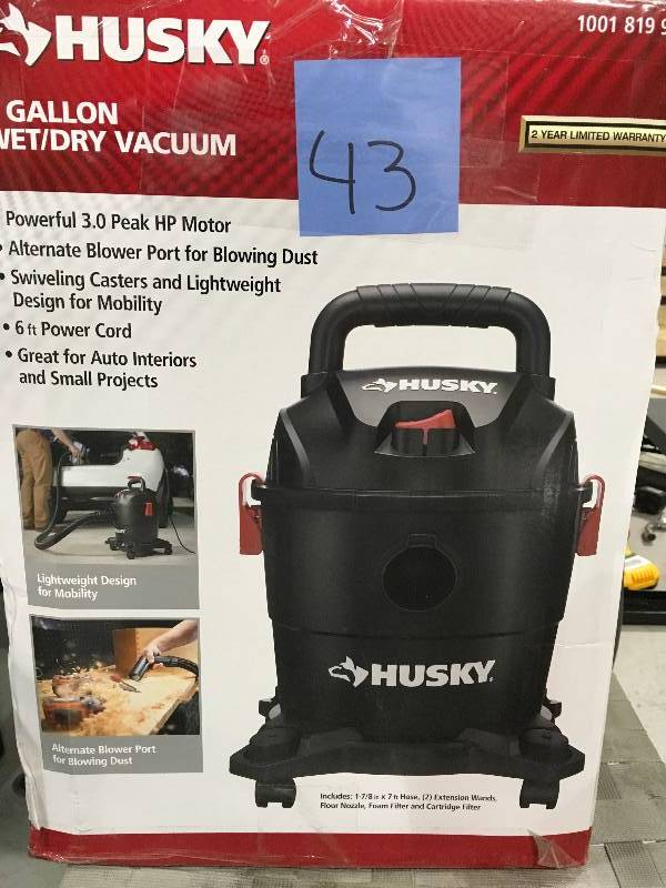 lot 43 image: Husky 4 Gal. Portable Poly WetDry Vacuum  in good working condition