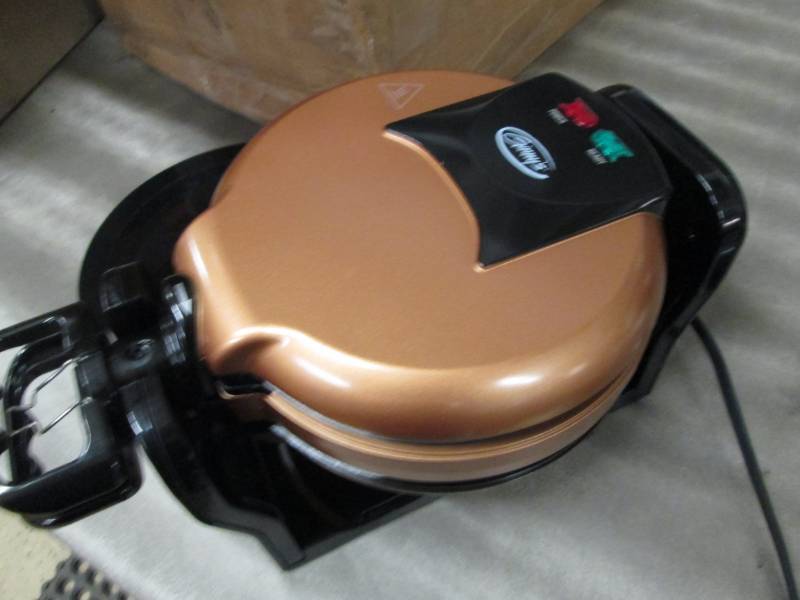 lot 65 image: Ginnys Brand Belgian Waffle Maker ...