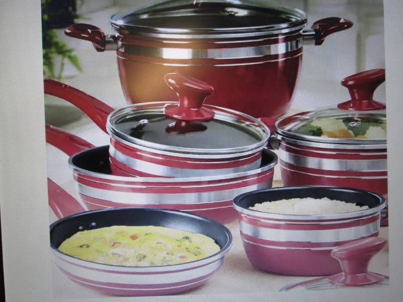 lot 67 image: Chef Tested 10-Piece Nonstick Alumi...