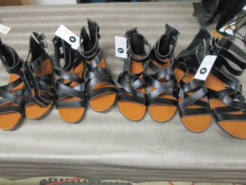 lot 119 image: Lot of 4 Universal Threads Ankle St...