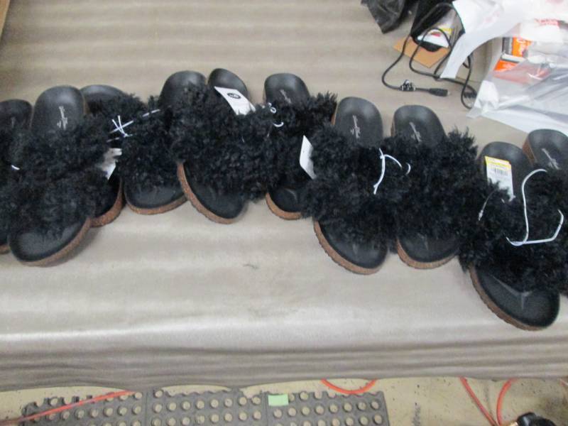 lot 124 image: Lot of 5 Universal Threads NWT Slid...