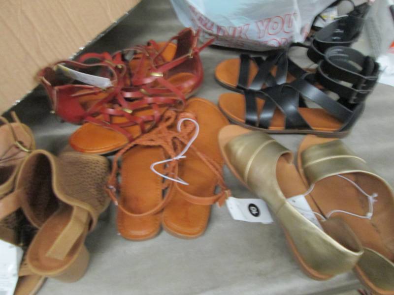 lot 128 image: Box of Assorted Styles & Sizes Ladi...