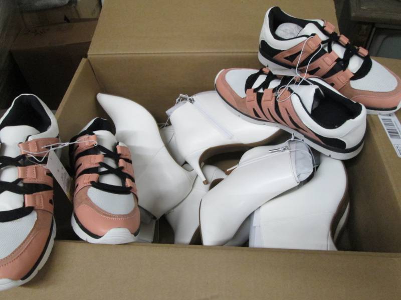 lot 129 image: Box of 2 Styles Assorted Sizes Lad...