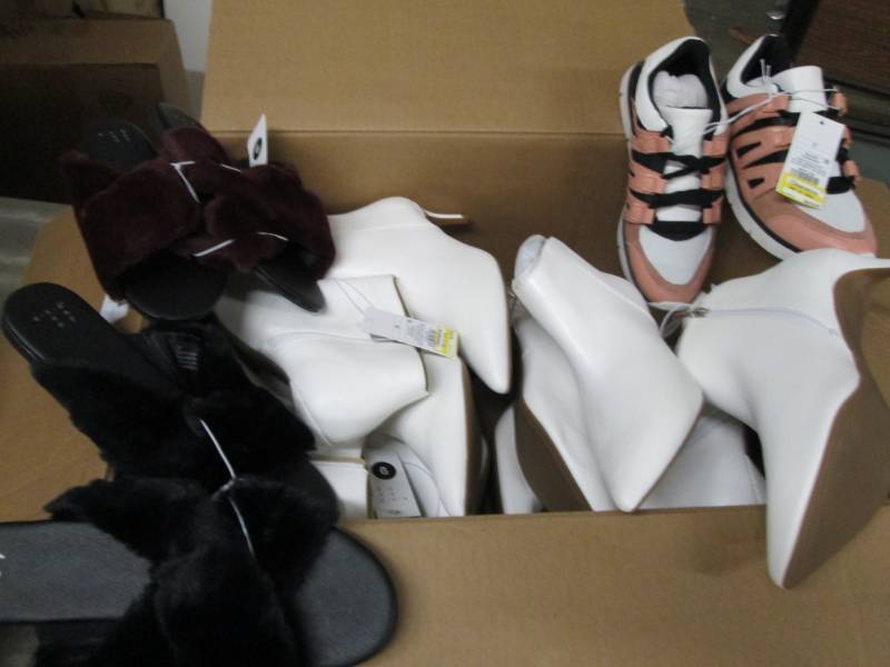 lot 130 image: Box of Assorted Styles & Sizes Ladi...