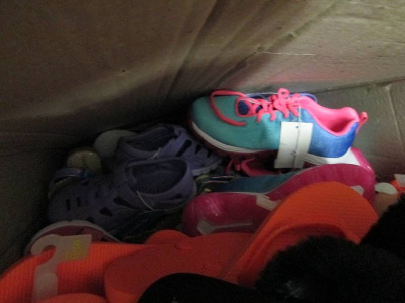 lot 135 image: Huge Box Lot of Assorted Sizes & St...