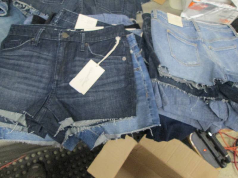 lot 136 image: Lot of 20 Assorted Sized Short Shor...