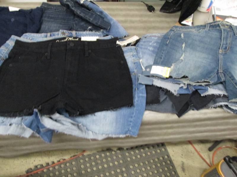 lot 137 image: Lot of 20 Assorted Sized Short Shor...