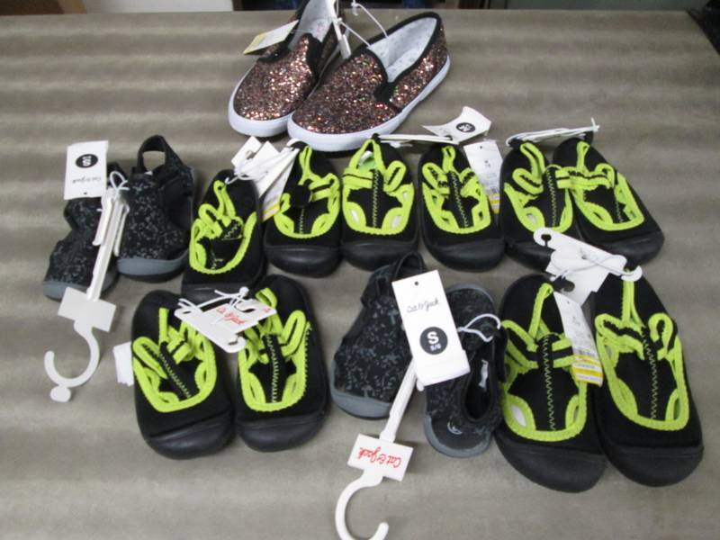 lot 155 image: Toddler Water Shoes & Sandals, Spar...