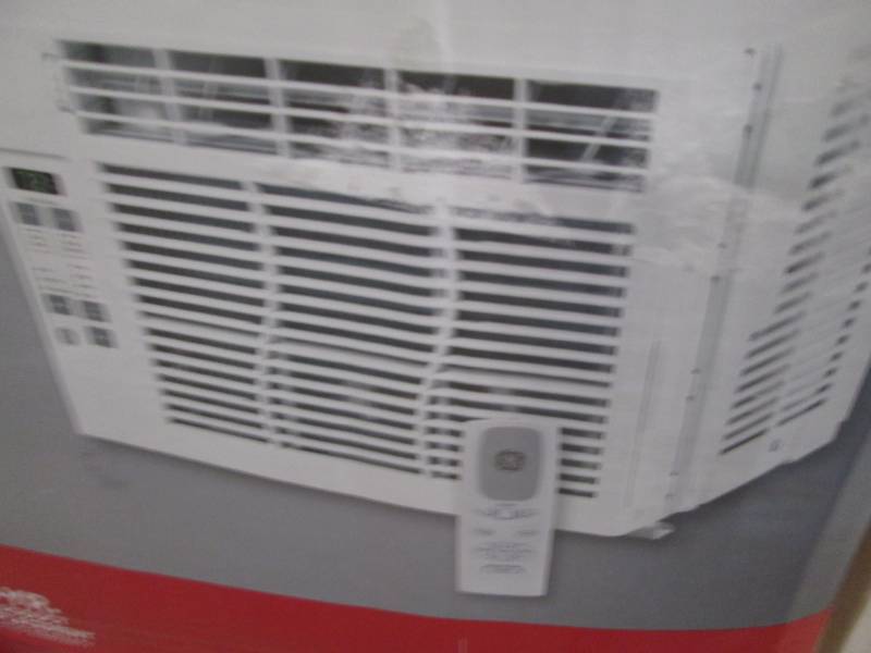 lot 206 image: GE 115 Volt Electronic Room Air C...