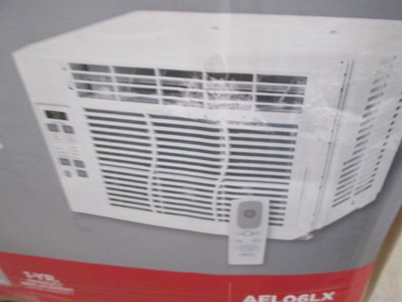 lot 207 image: GE 115 Volt Electronic Room Air C...