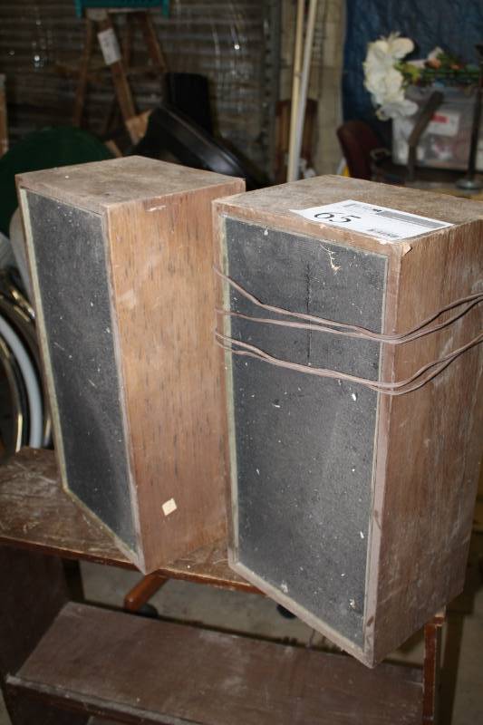 lot 65 image: Floor Stereo Speakers