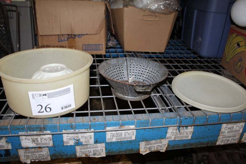 lot 26 image: Vintage Kitchenware - Baking Pans, Metal Collander