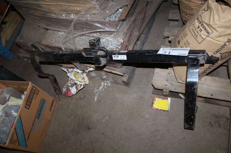 lot 21 image: Draw-Tite Hitch Mount