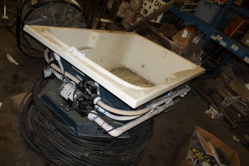 lot 3 image: 2001 Aker Plastics Company Sensatron 6-Person Hot Tub