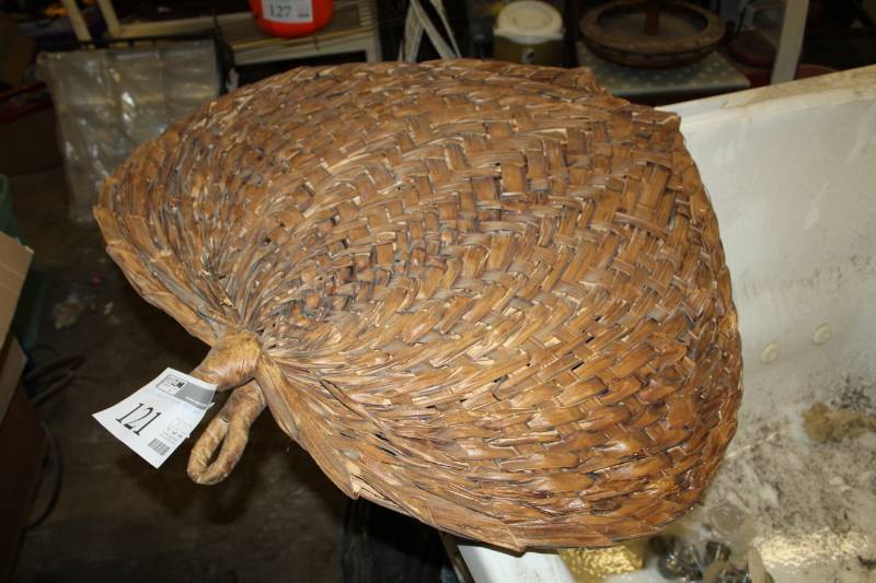 lot 121 image: Decorative Wicker Palm Leaves