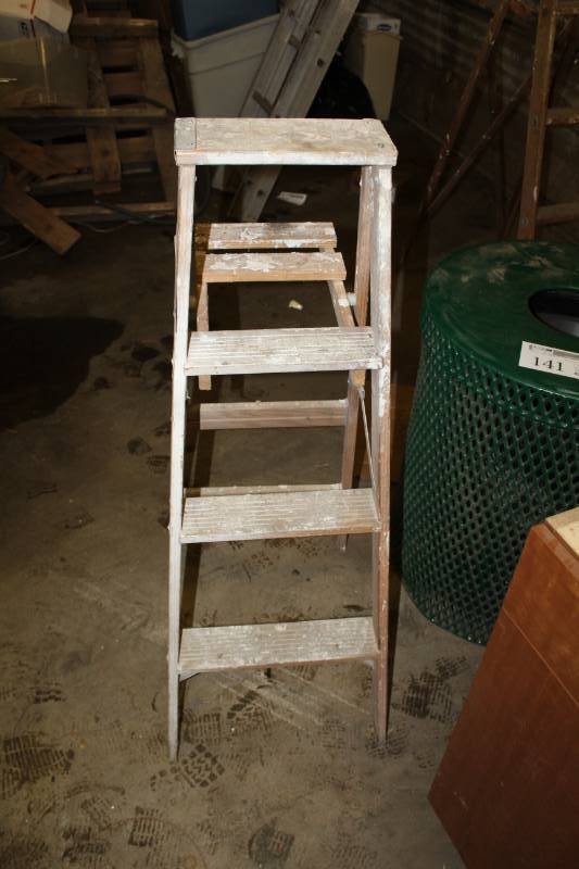 lot 18 image: Keller 4 Foot Wood Ladder