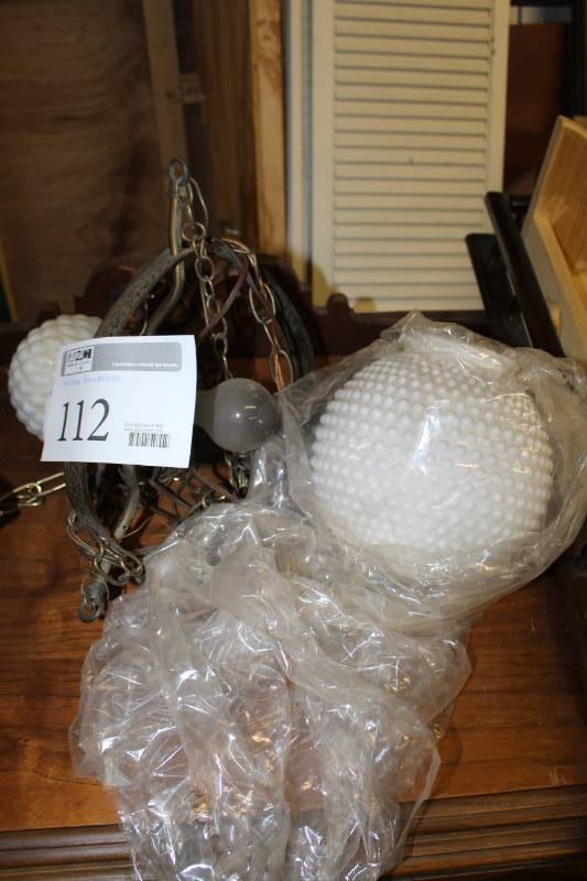 lot 112 image: Vintage Chandelier