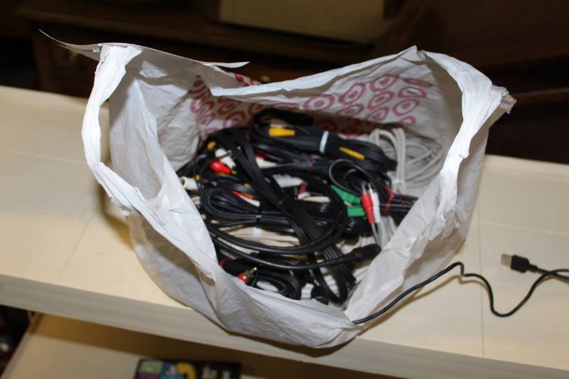 lot 125 image: AV Cables