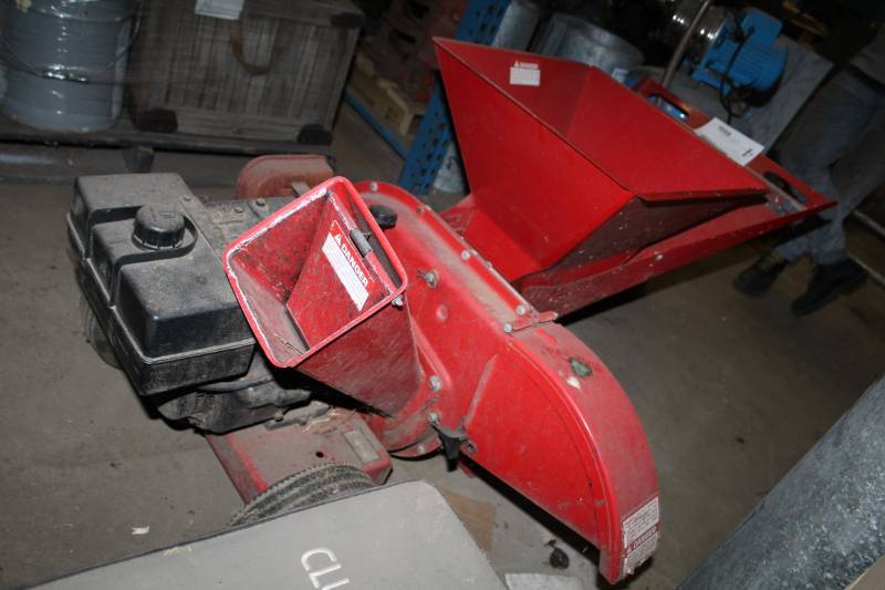 lot 4 image: MTD Wood ChipperShredder