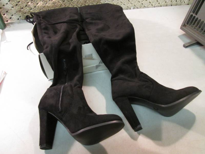 lot 93 image: Pair of A New Day Ladies Size 6 Kne...
