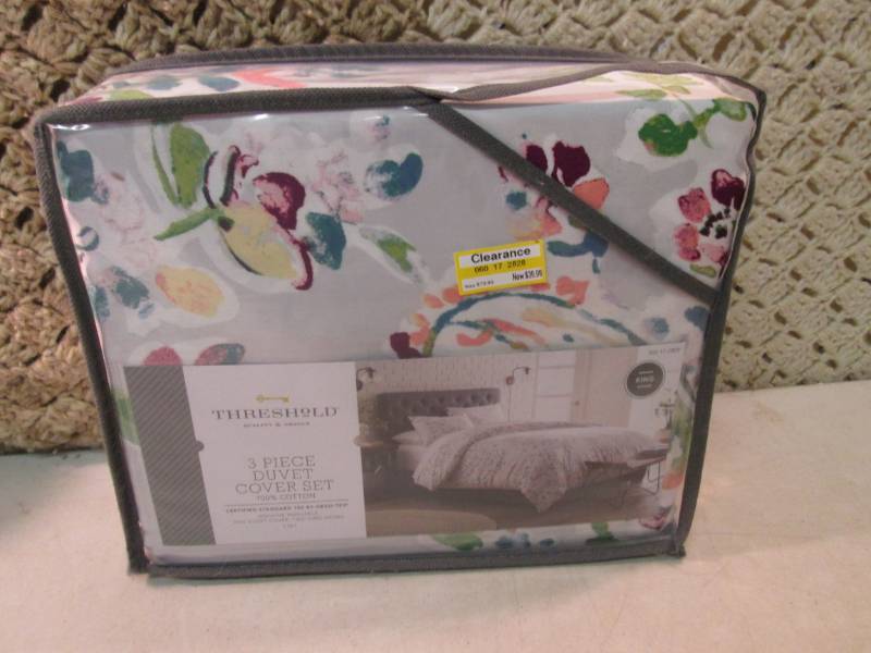 lot 135 image: Threshold 3-Piece Duvet Cover Set K...