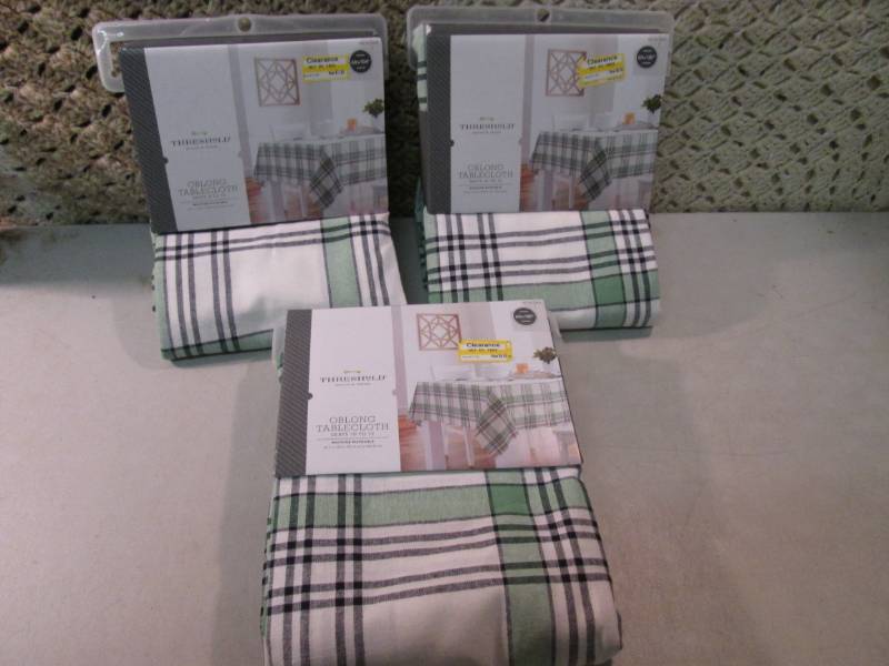 lot 138 image: Lot of 3 Threshold Oblong Tableclot...