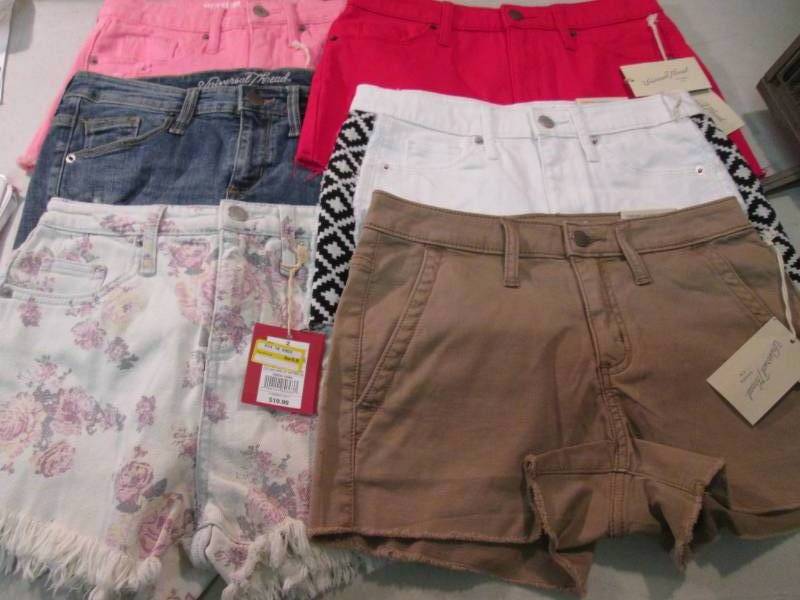 lot 143 image: 6 Pair of Ladies Shorts 5 Size 226...