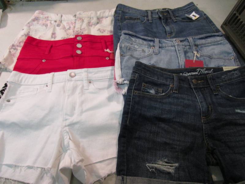 lot 144 image: 6 Pair of Ladies Shorts 3 Size 427...