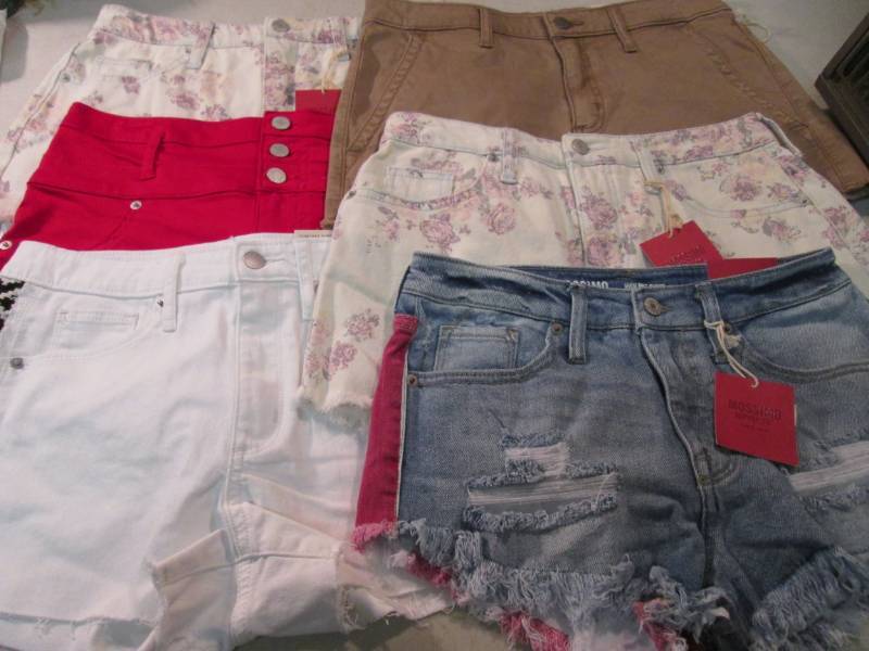 lot 146 image: 6 Pair of Ladies Shorts 5 Size 829...