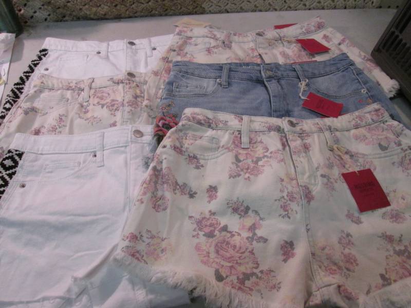 lot 147 image: 6 Pair of Ladies Size 1030 Shorts ...