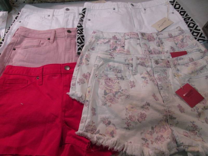 lot 148 image: 6 Pair of Ladies Shorts 4 Size 123...