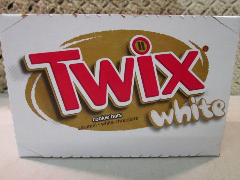 lot 184 image: Box of 20 Twix White Cookie Bars Be...
