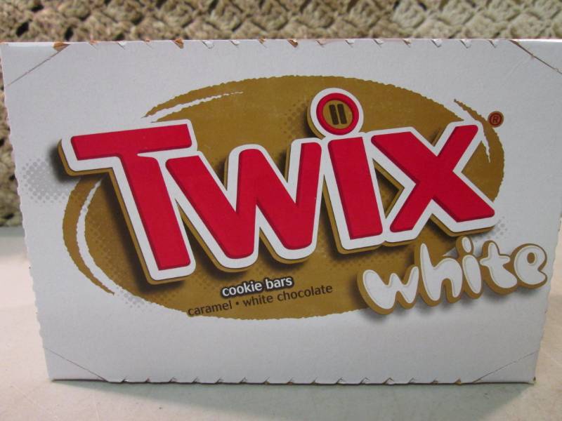 lot 185 image: Box of 20 Twix White Cookie Bars Be...