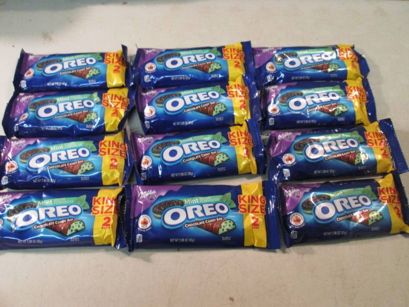 lot 225 image: 12 Mint Oreo King Size 2 Bar Pack C...