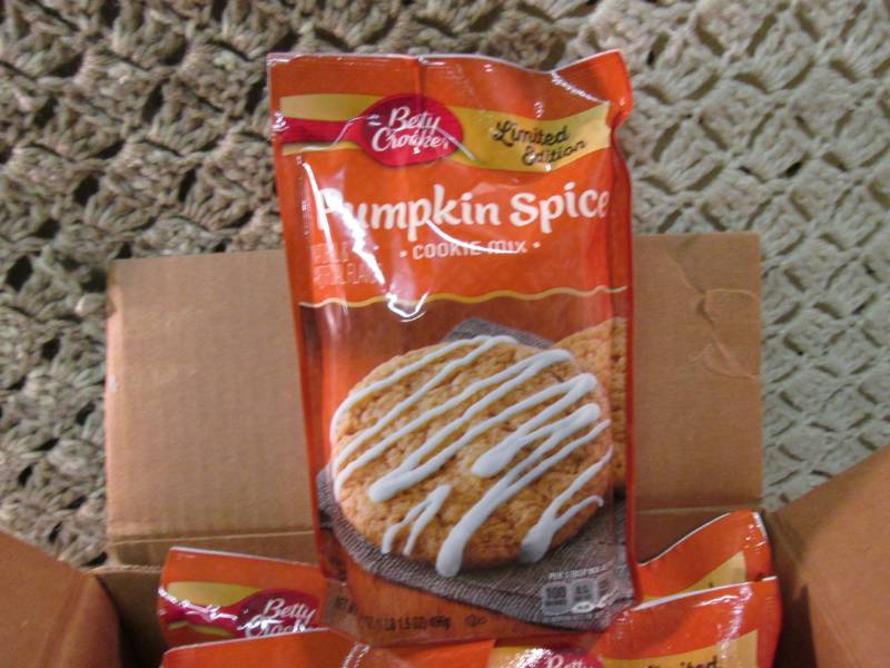 lot 246 image: Case of 12 Bags of Betty Crocker Pu...