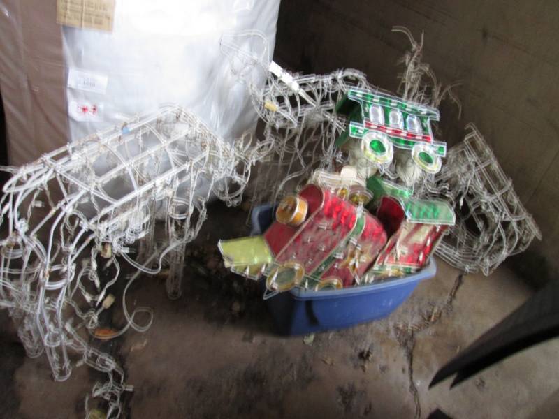 lot 295 image: Lot of Outdoor Christmas Decor 3 An...
