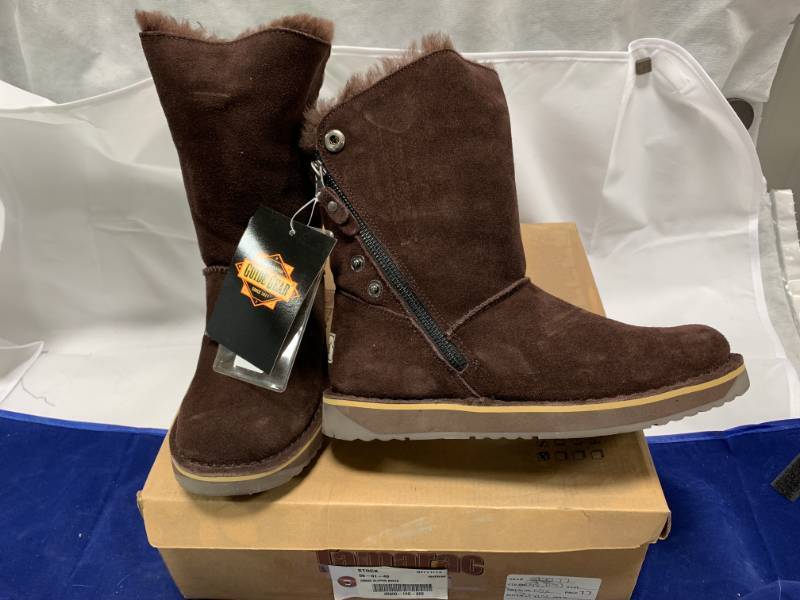 lot 56 image: Womens Size 7 Tamarac Slip On Winter Boots