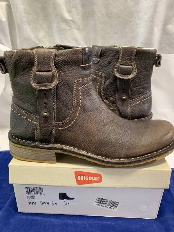 lot 62 image: Clarks Original Mens Stoten Boots Size 11.5