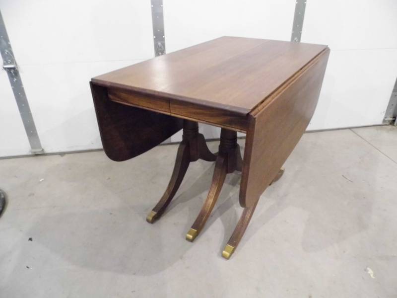 Table w 5 Chairs