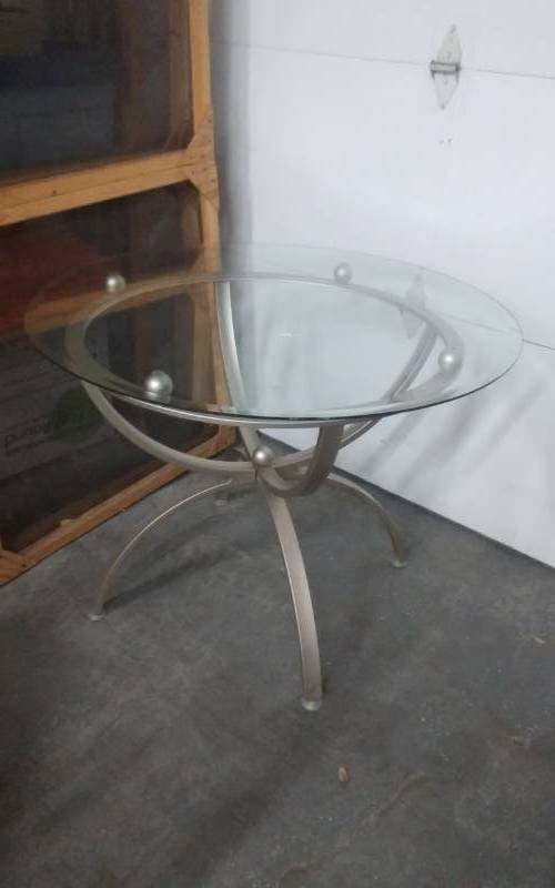 lot 5 image: Round Glass Top Table With Metal Frame 42 Inch Diameter