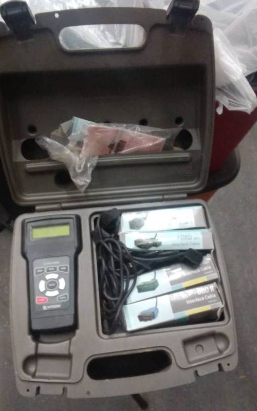 lot 14 image: Auto X-Ray OBD II Auto Scanner With Cords & Case