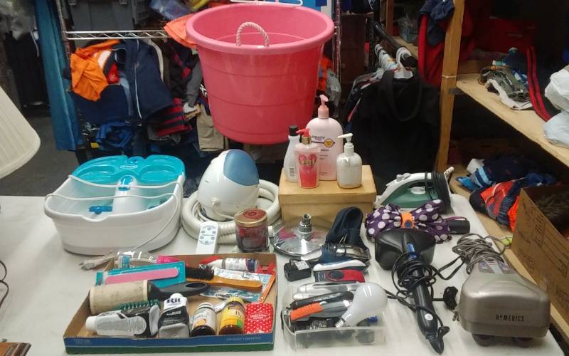 lot 18 image: Back Massager, Hair Clippers, Bath Tub & Foot Spas Includes Pink Bucket