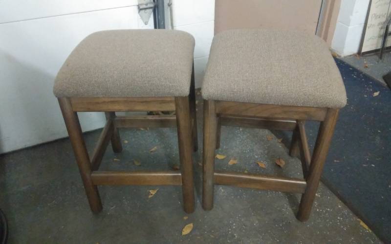 lot 22 image: Pair Of Counter Height Stools Like New 24 Inches