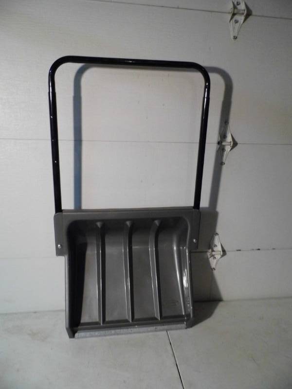 lot 58 image: Suncast Snow Shovel