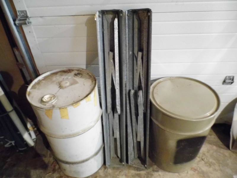 lot 70 image: 2 Metal Barrels - 2 Metal Saw Horses