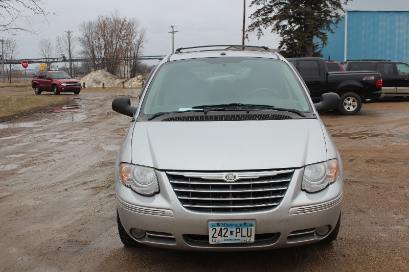lot 3330 image: 2007 Chrysler Town & Country Limited - 2 Owner -